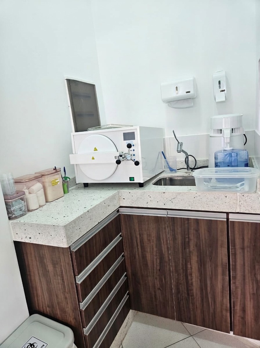 Sala de esterilização da Implante Prime com autoclave